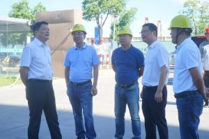 集團(tuán)黨委書記、董事長(zhǎng)周建新一行赴工地慰問(wèn)公司高溫下堅(jiān)守崗位的建設(shè)